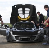 Инженер Brian Smith (справа), готовиться к тест-драйву Hennessey Venom GT