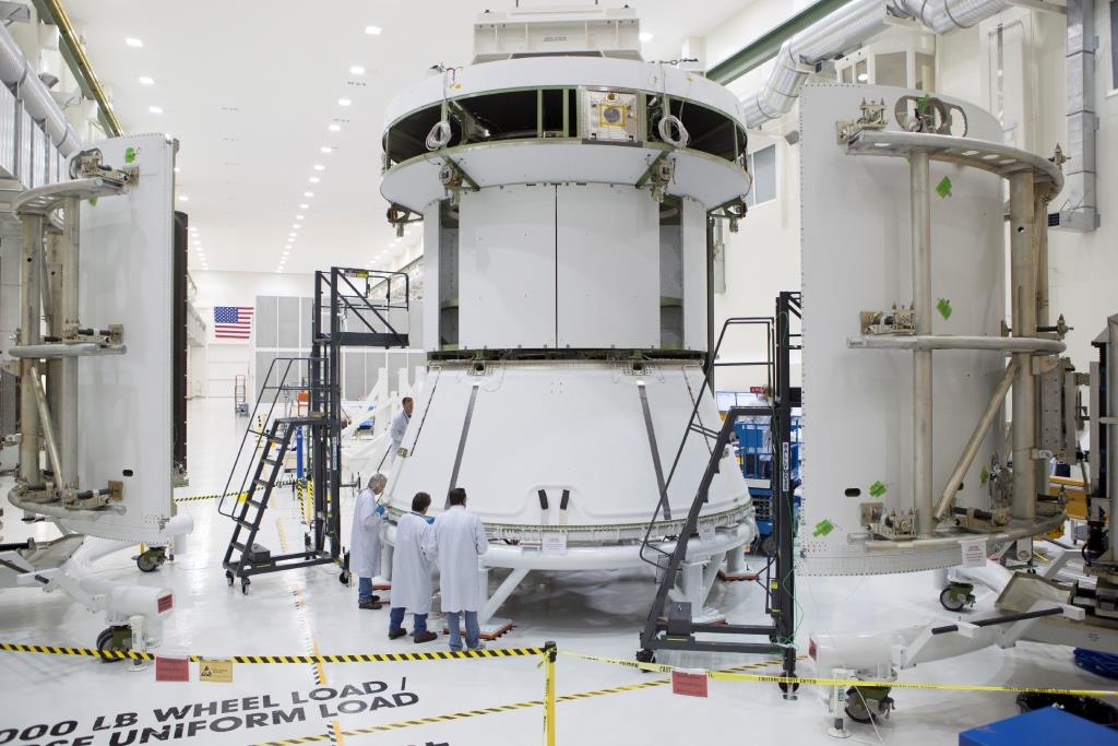 Инженеры готовят сервисный модуль «Orion» для установки обтекателей