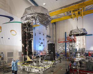 Коммуникационный спутник MUOS-2 во время подготовки к запуску