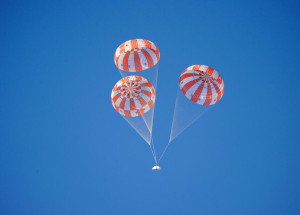 Парашютный спуск «Orion» во время теста 16 января 2014 года
