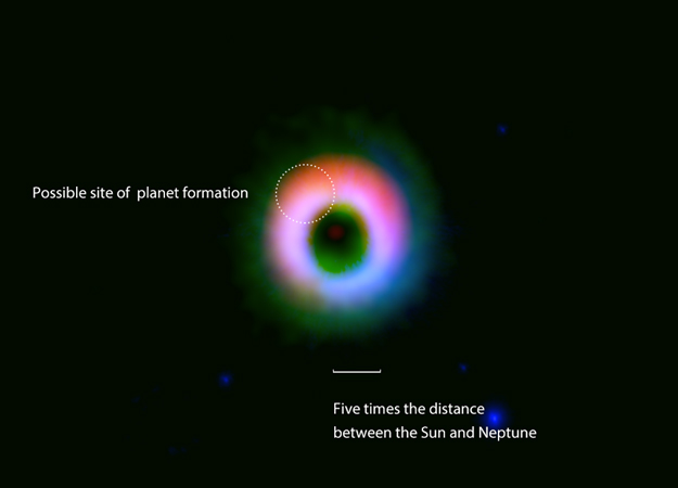 Распределения пыли (в красном свете) и газа (в зелёном свете), наблюдаемое вокруг HD 142527 при помощи ALMA