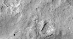 Снимок марсианской поверхности, на котором виден марсоход «Curiosity» (черная точка в нижнем правом углу), сделанный камерой МRO 11 декабря 2013 года
