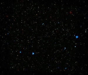 Второй снимок NuSTAR – отдалённые чёрные дыры (яркие синие точки)