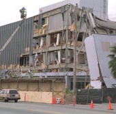 Здание, разрушенное землетрясением Нортридж