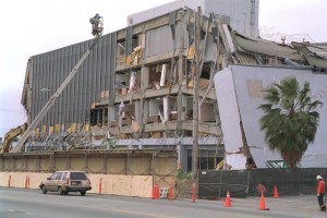 Здание, разрушенное землетрясением Нортридж