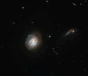 Галактика MCG-03-04-014 (по центру)