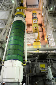 Монтаж твердотопливных ускорителей на ракета-носитель «HII-A», посредством которого спутник GPM сегодня будет выведен на околоземную орбиту