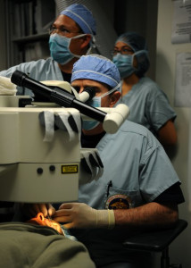 Офтальмологическая хирургия посредством микроскопа