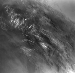 Снимок «Viking Orbiter 1», сделанный 17 августа 1976 года, на котором видны водно-ледяные облака над марсианской Долиной Маринер