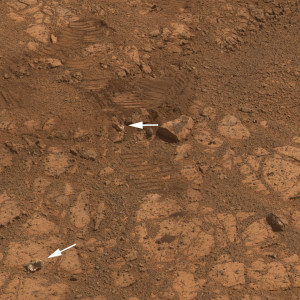 Снимок камеры Pancam марсохода «Opportunity» показывающий горную породу, от которой откололся "Pinnacle Island"