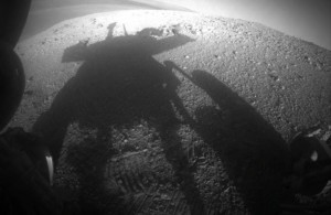 Снимок тени «Opportunity», сделанный камерой марсохода 20 марта 2014 года