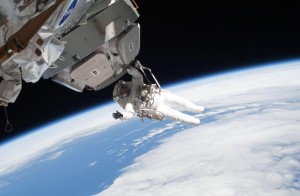 Астронавт Nicholas Patrick во время выхода в открытый космос