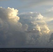 Грозовые облака над Тихим океаном