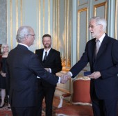 Король Швеции Карл XVI Густав вручает медаль Compton Tucker