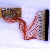 Лазерный чип, установленный на радиаторе. Чип с несколькими терагерцовыми квантово-каскадными лазерами припаян в середине U-образной контактной площадки