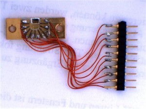 Лазерный чип, установленный на радиаторе. Чип с несколькими терагерцовыми квантово-каскадными лазерами припаян в середине U-образной контактной площадки