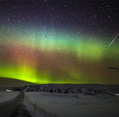Метеорный поток η-Аквариды на фоне северного сияния над Исландией