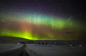 Метеорный поток η-Аквариды на фоне северного сияния над Исландией
