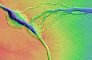Снимок древней реки и притоков на Марсе, полученный камерой HiRISE, установленной на АМС «MRO»