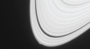 Снимок колец Сатурна, сделанный АМС «Кассини», на котором отчетливо видны аномалии, обусловленные воздействием нового спутника
