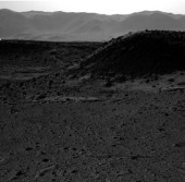 Снимок марсохода «Curiosity», на котором отчетливо видно яркое пятно (вблизи горизонта)