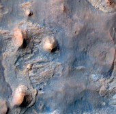 Снимок местонахождения марсохода «Curiosity», сделанный 11.04.2014 камерой HiRISE АМС «MRO»