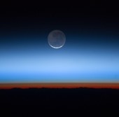 Снимок, на котором отчетливо различима тропосфера (оранжево-красный) и стратосфера (выше) Земли.Снимок был сделан с борта МКС 31 июля 2011 года
