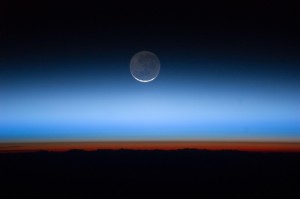 Снимок, на котором отчетливо различима тропосфера (оранжево-красный) и стратосфера (выше) Земли.Снимок был сделан с борта МКС 31 июля 2011 года