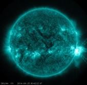 Снимок солнечной вспышки (справа), полученный «Solar Dynamics Observatory»