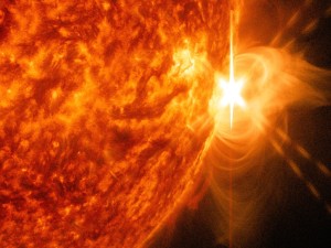 Солнечная вспышка класса X1.4 в смешанных длинах волн