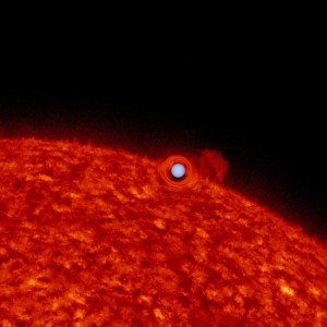 Так Солнце могло бы выглядеть, если бы было компонентом самолинзирующей бинарной звездной системы