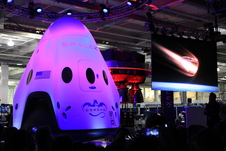 «Dragon V2» в калифорнийской штаб-квартире компании «SpaceX»