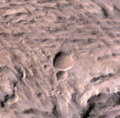 «Свежий» ударный кратер в окружении небольших марсианских воронок