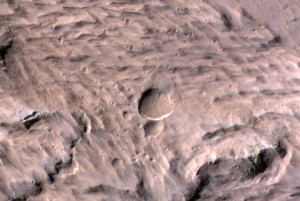 «Свежий» ударный кратер в окружении небольших марсианских воронок