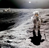 Астронавт Charles Duke собирает образцы лунного грунта во время мисси «Apollo 16» (21 апреля 1972 года)