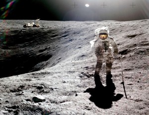 Астронавт Charles Duke собирает образцы лунного грунта во время миссии «Apollo 16» (21 апреля 1972 года)