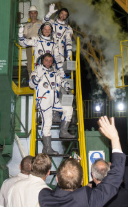 Астронавты Максим Сураев (снизу), Рейд Уайсмен (в центре) и Александр Герст (вверху) перед посадкой в «Союз TMA-13M»