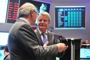 Директор ESA Жан-Жак Дорден и президент Германии Йоахим Гаук во время обсуждения миссии «Розетта»