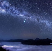 Фото метеора η-Аквариды, сделанное астрофотографом Justin Ng из Сингапура с горы Бромо (остров Ява, Индонезия) 5 мая 2013 года