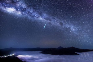 Фото метеора η-Аквариды, сделанное астрофотографом Justin Ng из Сингапура с горы Бромо (остров Ява, Индонезия) 5 мая 2013 года