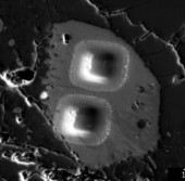 Изображение «котлованов», оставленных ионным микрозондом на поверхности апатитового зерна лунной горной породы