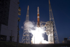 Старт ракета-носителя «Delta 4» со спутником «GPS 2F-6» на борту с космодрома мыса Канаверал