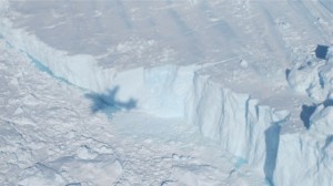 Тень от С-3 на поверхности ледника Jakobshavn