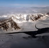 Вид на горе и морской лёд недалеко от авиабазы Туле в Гренландии (снимок от 6 мая 2014 года)