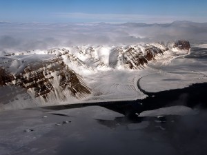 Вид на горы и морской лёд недалеко от авиабазы Туле в Гренландии (снимок от 6 мая 2014 года)