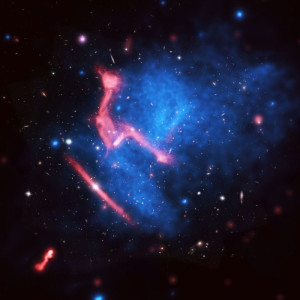 Область слияния галактических кластеров MACS J0717+374, расположенная в 5 млрд световых лет от Земли