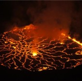Озеро лавы в кратере вулкана Ньирагонго (снимок сделан ночью)