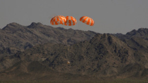 Парашютный спуск капсулы «Орион» во время теста 25 июня 2014 года