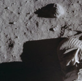 След астронавта NASA по время «прогулки» по Луне