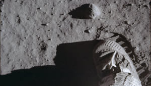 След астронавта NASA по время «прогулки» по Луне